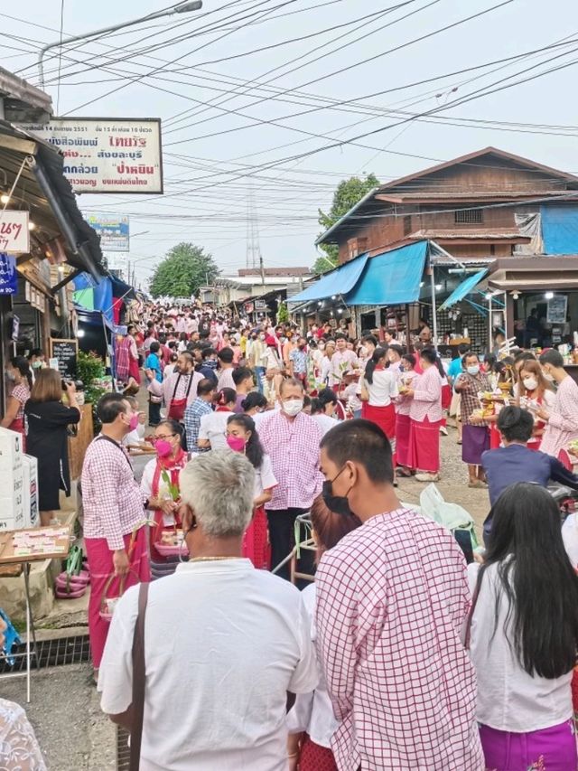 ตักบาตรสะพานมอญ จ.กาญจนบุรี