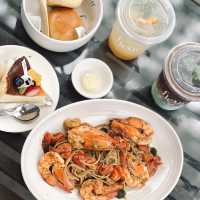  🌸 Fleur Cafe & Eatery – คาเฟ่กลางสวนสไตล์ยุโรป