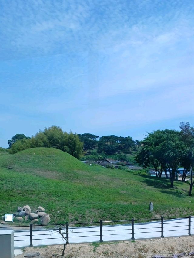 연인과 나눈 고요한 유물 데이트