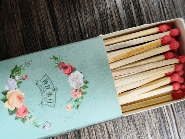 穿越老香江的味蕾之旅：《香江花月》海陸盛宴 🕰️🍽️踏入荃灣廣場的《香江花月》，瞬間被濃厚的懷舊氣息包圍，以懷舊衣車為靈感的裝潢，搭配復古縫紉機擺設，完美重現50年代香江風華 ✂️🏮。