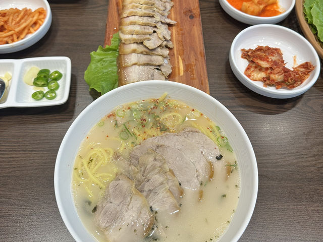 🍜一碗麵吃出濟州靈魂！《姊妹麵條》爆紅20年的人氣老店，連韓國明星都愛的傳奇美味！🔥🇰🇷 