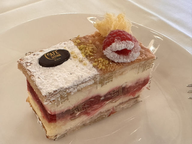 在擁有帝國風格的奧地利維也納中央咖啡館（Café Central）喝下午茶☕️