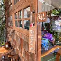 🏡 คาเฟ่ไม้กลางสวน กับวิถีสโลว์ไลฟ์ที่แท้ทรู