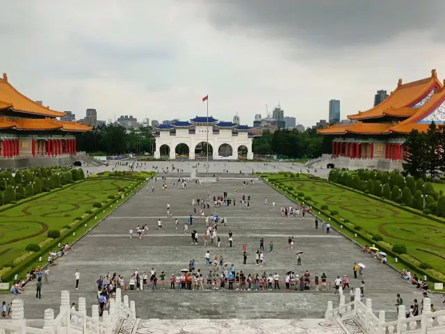 自由的足跡，歷史的回聲，自由廣場之行。