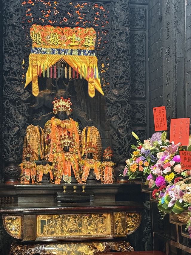 東港東隆宮，是溫府千歲駐蹕之地，是海風中的靈山聖殿。 樓下是王爺鎮煞守國，樓上是倉頡開天啟智。 廟中供奉的不只是神明，更是歷史的記憶、文化的光明、與信仰的力量。 當你站在二樓，凝望那六隻眼睛，你會明白