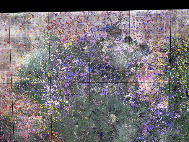Azabudai Hills 超人氣：teamLab Borderless 數位藝術奇境」