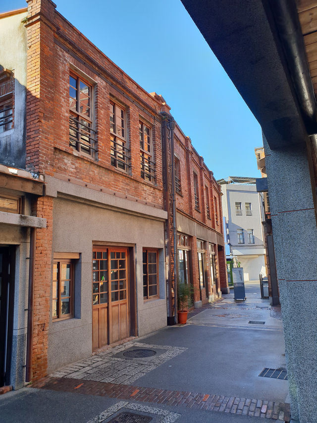 🕌 Longshan Temple & Hidden Alleyway Charm: A Tale of Two Taipei Treasures 🕌 Longshan Temple & Hidden Alleyway Charm: A Tale of Two Taipei Treasures