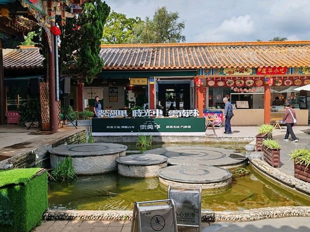 Kunming Green Lake Park: Pavilions and Towers Reflecting Charmingly in the Emerald Lake