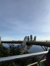 สะพานมือยักษ์ Golden Bridge