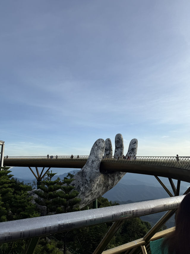 สะพานมือยักษ์ Golden Bridge