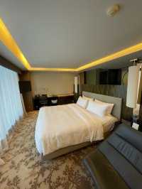 A LUXURIOUS URBAN OASIS 