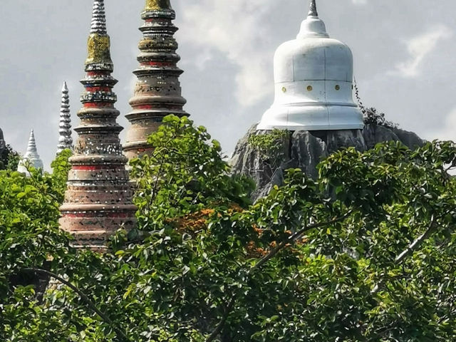 เจดีย์ขาวบนยอดเขา เส้นทางแห่งศรัทธาเหนือสายหมอก เจดีย์ขาวบนยอดเขา เส้นทางแห่งศรัทธาเหนือสายหมอก