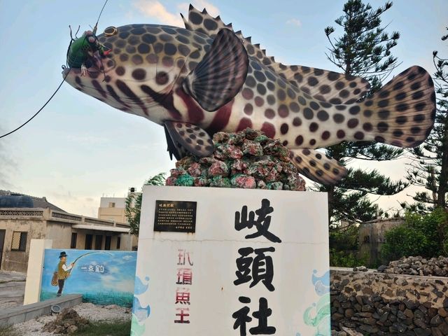 「一塊石、一段情，海風吹來的，是歲月的守候。」