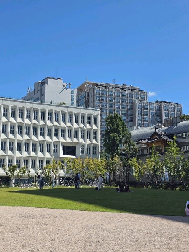 디테일과 도시 맥락을 살린 파사드