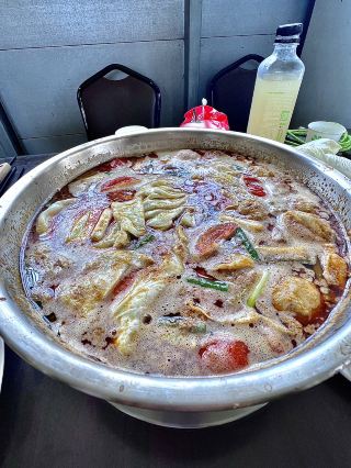 [후롱 음식 리뷰] 노우뉴자좡 🍲 엄청나게 진한 국물 ~ 소고기 냄비와 양고기 냄비 ~ 시골에 숨겨진 맛있는 음식