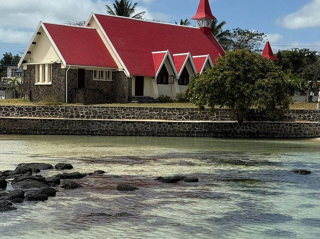 Notre Dame Auxiliatrice - Bright colors and a picturesque view of Mauritius 