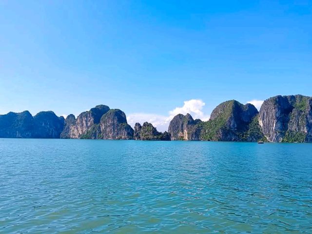 อ่าวฮาลอง (Ha Long Bay) อ่าวฮาลอง (Ha Long Bay)