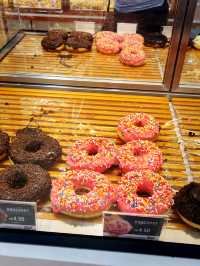 A popular Taichung eatery serving generous, meat-heavy donburi bowls with simple but tasty side dish