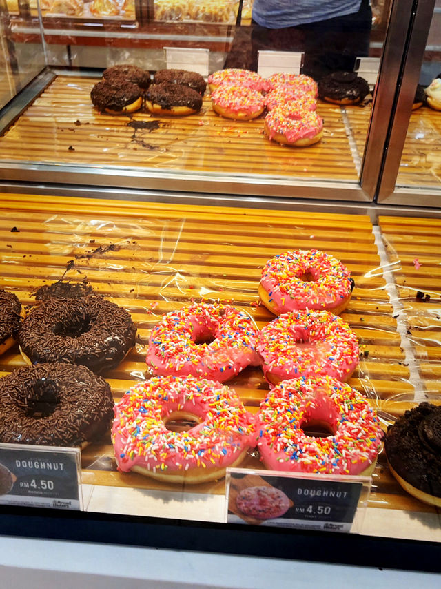 A popular Taichung eatery serving generous, meat-heavy donburi bowls with simple but tasty side dish A popular Taichung eatery serving generous, meat-heavy donburi bowls with simple but tasty side dish