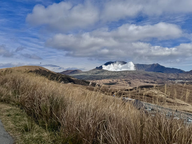 🍂秋日阿蘇山:米塚的金色光影、草千里的高原風、火山的震撼能量 🍂秋日阿蘇山:米塚的金色光影、草千里的高原風、火山的震撼能量