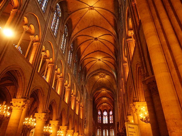 ⛪️巴黎聖母院｜走進歷史裡的一段靜謐