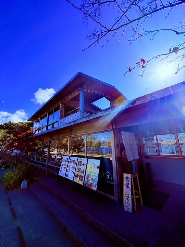 First-row lakeside café at Ohori Park