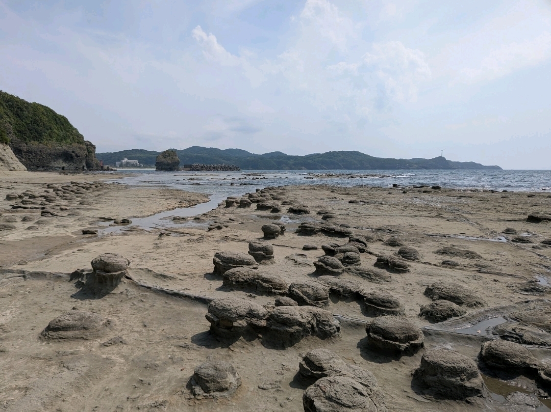 Let's go check out the bizarre rocks. | Trip.com