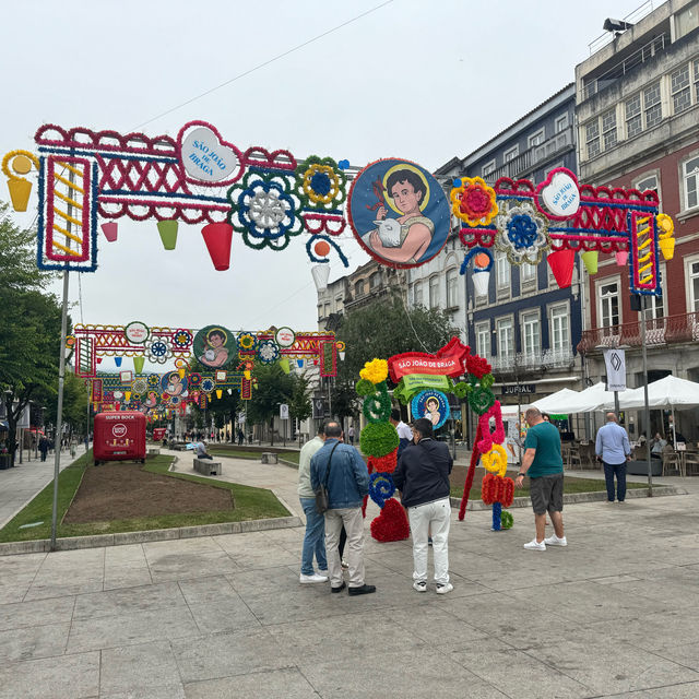 São João party and Porto live like a local ! Trip.com 提供的酒店都是很靠近市中心的