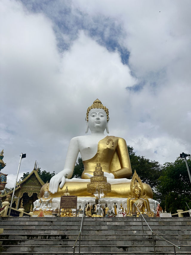 📍Wat Phra That Doi Kham, Chiang Mai, Thailand 🇹🇭 