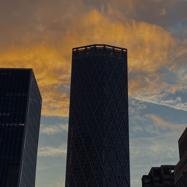 Canary Wharf’s Evening Glow: Sunset Reflections