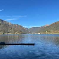 A tranquil lakeside escape 