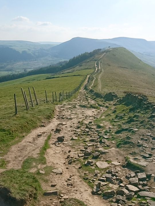 Peak District Adventure: Mam Tor, Lose Hill & a Pint in Castleton 🏞️🍺