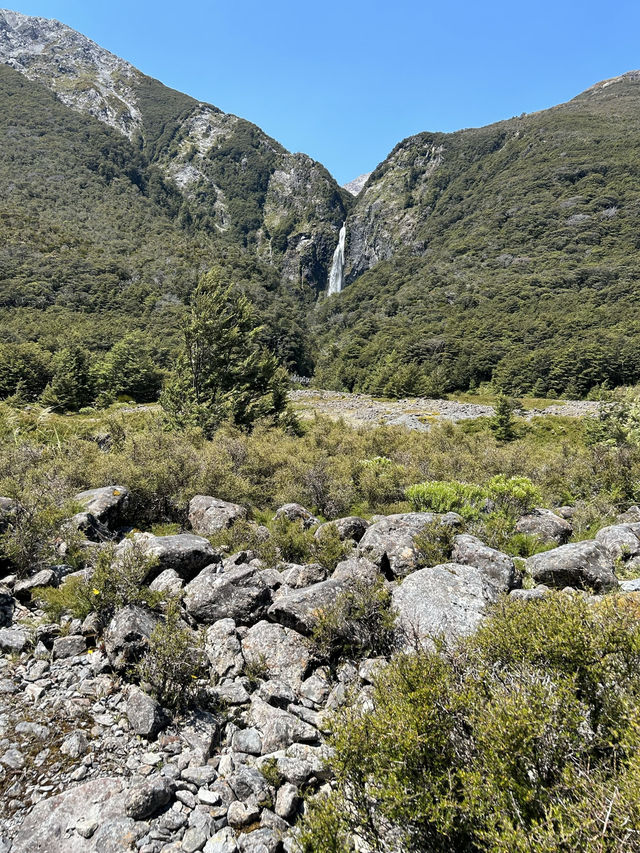 🏔️💦 Devil’s Punchbowl Waterfall: An Alpine Wonderland