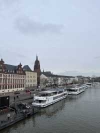 From medieval roots to modern marvels, Frankfurt is a city of contrasts ✨🇩🇪 