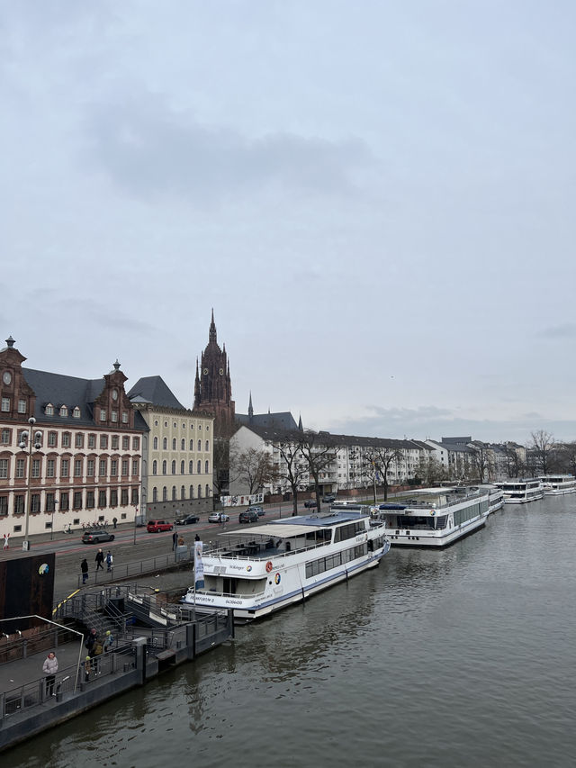 From medieval roots to modern marvels, Frankfurt is a city of contrasts ✨🇩🇪 