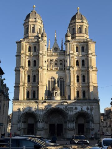 Stroll through Darshi Park, a park with Western-style architecture 🌳