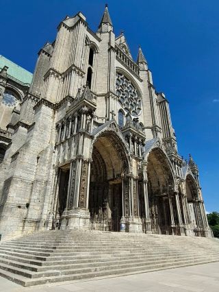 沙特爾大教堂－迷宮與藍色彩色玻璃窗的魅力