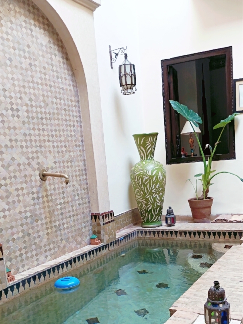 ✨ ที่ซึ่งประเพณีโมร็อกโกผสานความสะดวกสบายเหนือกาลเวลา – Riad Aubrac,
มาราเกช

การก้าวเข้าสู่ Riad Aubrac ให้ความรู้สึกเหมือนได้ค้นพบสถานที่ศักดิ์สิทธิ์อันเงียบสงบที่ซ่อนตัวอยู่ใจกลางเมืองมาราเกชอันคึกคัก เบื้องหลังประตูแบบดั้งเดิมคือริยาดอันสง่างามที่ซึ่งสถาปัตยกรรมโมร็อกโกแท้ๆ การตกแต่งที่ประณีต และการต้อนรับอย่างจริงใจสร้างประสบการณ์ที่น่าจดจำอย่างแท้จริง ทุกพื้นที่ได้รับการออกแบบอย่างพิถีพิถัน ตั้งแต่ลานภายในอันเงียบสงบและสระว่ายน้ำที่สดชื่น ไปจนถึงห้องพักที่สร้างสรรค์อย่างสวยงามซึ่งสะท้อนถึงมรดกทางวัฒนธรรมอันร่ำรวยของโมร็อกโก
หลังจากเดินเล่นผ่านตลาดซูคที่มีสีสันและบรรยากาศที่คึกคักของจัตุรัส Jemaa el-Fnaa การกลับมายัง Riad Aubrac คือวิธีที่สมบูรณ์แบบในการผ่อนคลาย บรรยากาศที่เงียบสงบ บริการที่เอาใจใส่ และความใส่ใจในรายละเอียด เปลี่ยนทุกช่วงเวลาให้เป็นการหลีกหนีที่ผ่อนคลาย ไม่ว่าจะเป็นการเพลิดเพลินกับเช้าวันอันเงียบสงบในลานภายในหรือชื่นชมเมืองจากระเบียงดาดฟ้า ทุกประสบการณ์ล้วนพิเศษ
สำหรับนักเดินทางที่มองหามากกว่าแค่ที่พัก Riad Aubrac มอบประสบการณ์การเข้าพักแบบโมร็อกโกแท้ๆ ที่เต็มไปด้วยความสะดวกสบาย ความสง่างาม และความทรงจำที่ยากจะลืมเลือน ที่นี่คือสถานที่ที่คุณจะได้สัมผัสเสน่ห์ของเมืองมาร์ราเกชทั้งภายในและภายนอกเรียด

🌟 จุดเด่น
🏡 สถาปัตยกรรมและการตกแต่งแบบโมร็อกโกแท้ๆ
🏊 ลานภายในที่เงียบสงบพร้อมสระว่ายน้ำที่สดชื่น
🌇 ระเบียงดาดฟ้าพร้อมวิวเมืองที่สวยงาม
😊 การบริการที่อบอุ่น เป็นมืออาชีพ และเป็นกันเอง

📍 ทำเลที่ตั้งดีเยี่ยม ใกล้กับเมดินาและจามาเอลฟนา

#riadaubrac #marrakech #morocco #luxuryriad #authenticmorocco #travelmorocco #hiddengem #boutiquestay #tripmoments #travelcommunity
