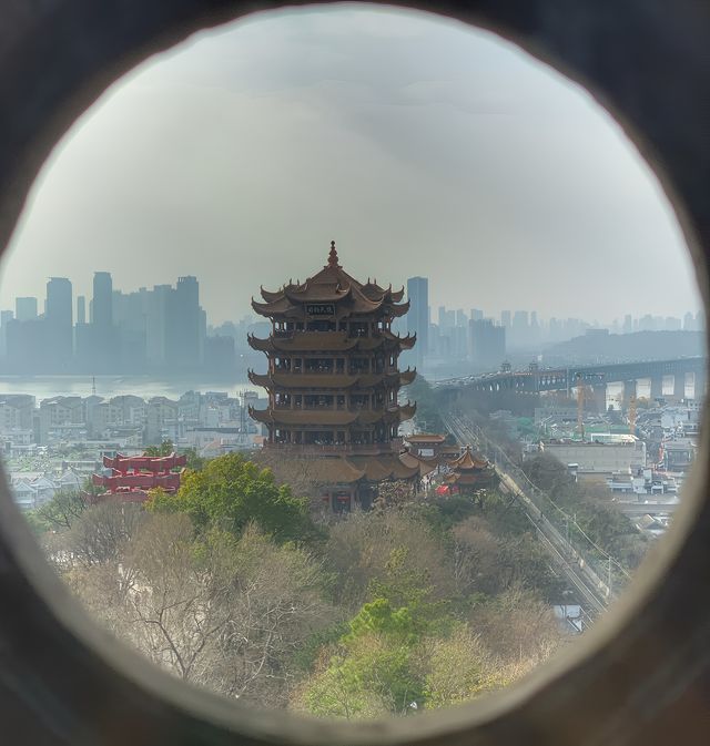 昔人已乘黃鶴去，此地空餘黃鶴樓