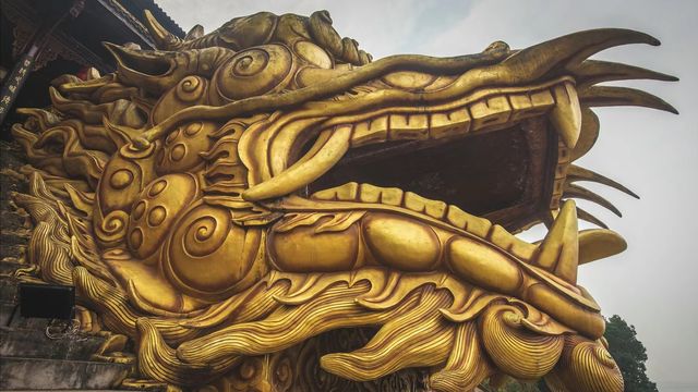 阿彌陀佛！ 寺廟裡竟然藏著巨大的金色龍頭