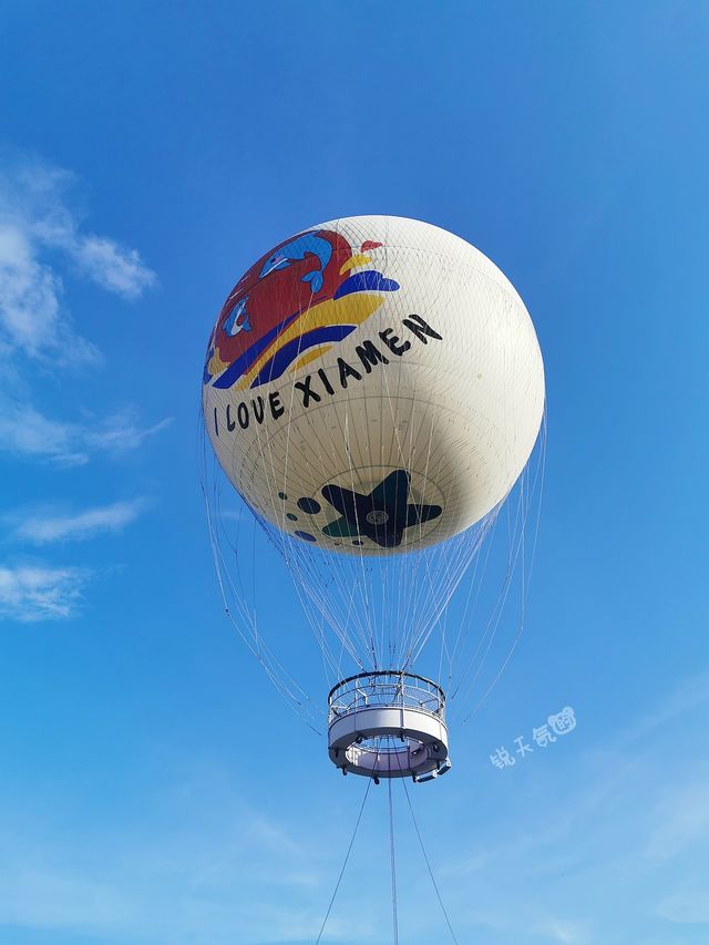 Old classmates reunite after twenty years, marveling at the old and new from a hundred meters high in the sky.