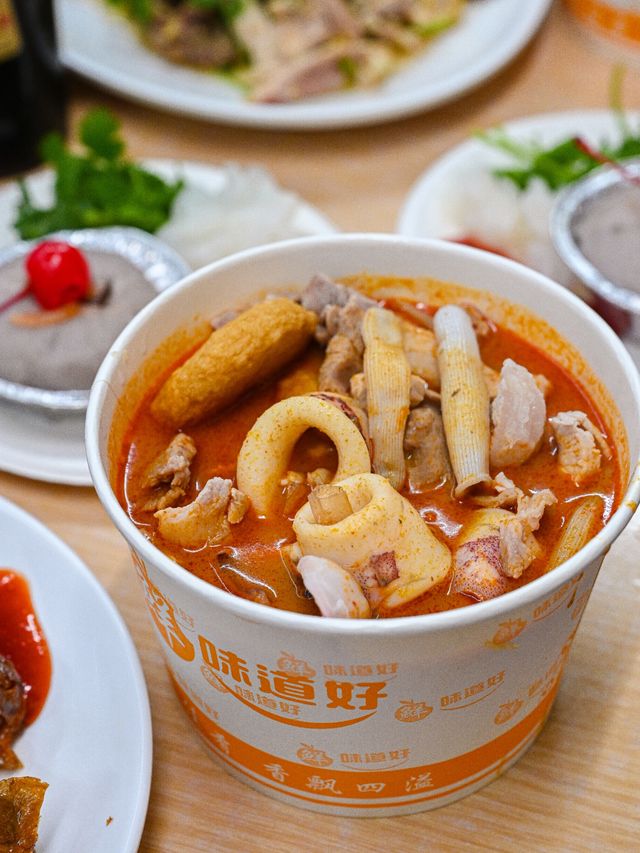 Every visit to the Eighth Market is incomplete without indulging in a bowl of sandworm satay noodles at this establishment.