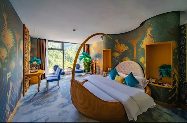 Enjoy a rejuvenating hot spring amidst the fresh breeze of the mountains and forests