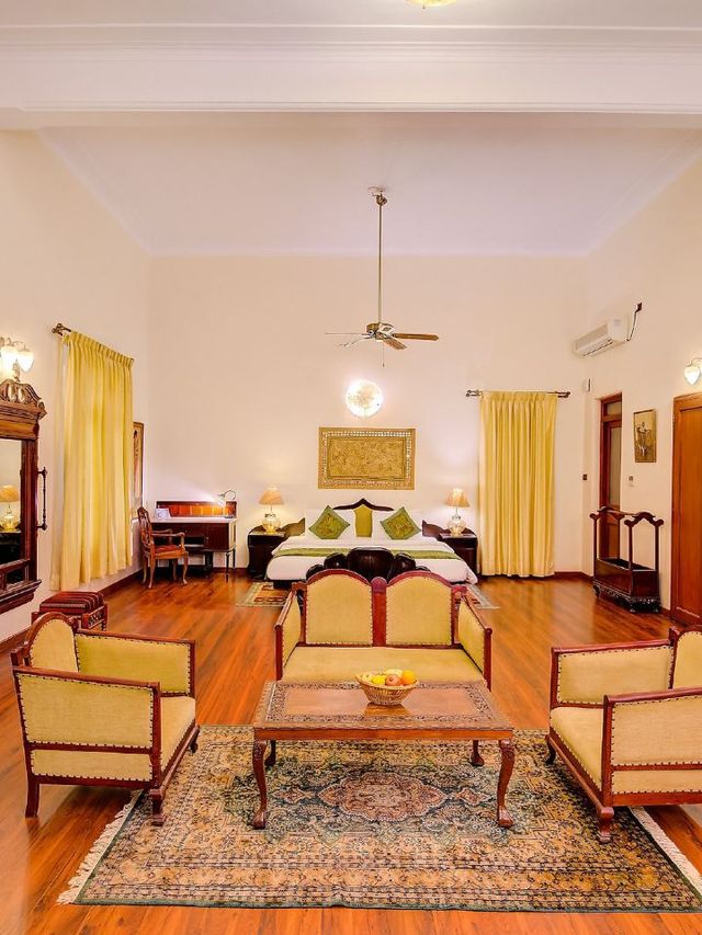 🏰✨ Hampi's Heritage Haven: Luxe Palace Stay! 🌟