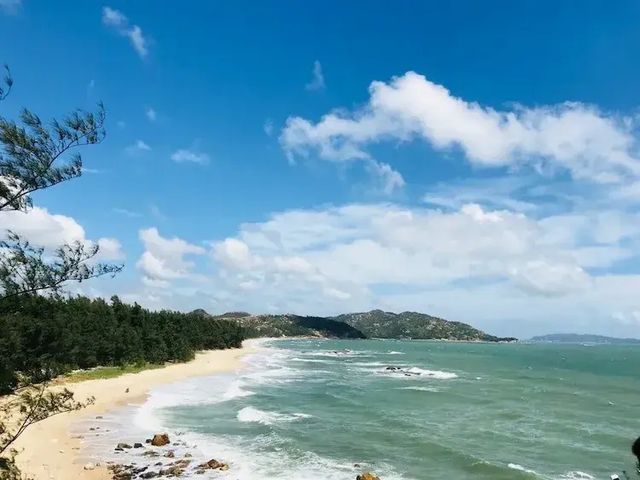踩著細沙踏浪，徒步“醉美海岸線”