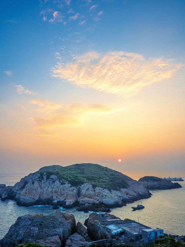 落日沉醉於橙色的海。