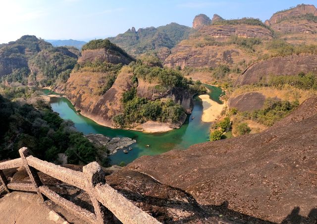 坐纜車電梯登山太無聊了，我們去爬武夷山喽