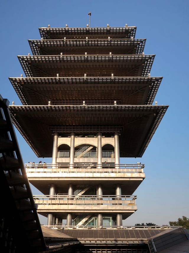 終於也被我拍到了賽博唐朝鈦合金建築