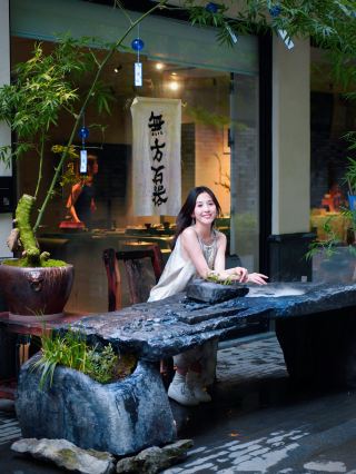 Experience romance at Liangrang Hotel and stroll through the market