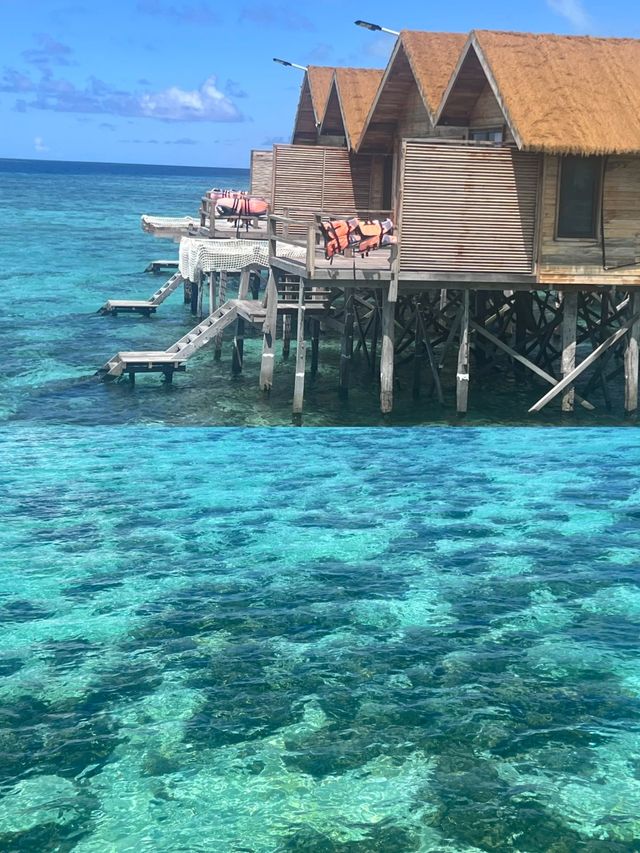仙本那果凍海水屋，躺在床上都能看到海